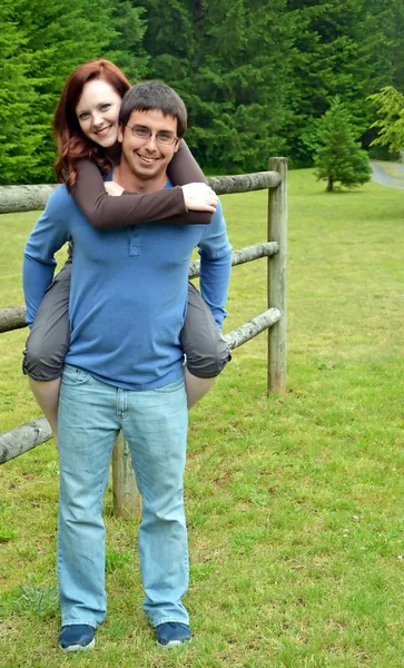 Feliz joven pareja enamorada — Foto de Stock