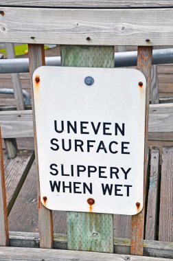 kaygan zaman dikkatli, pürüzlü yüzey ıslak