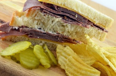 Soğuk kızartma biftek sandviç yemek patates cipsi ile