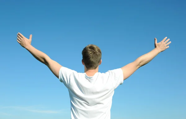 dünyayı kucaklayan