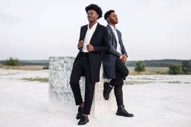 İki modaya uygun Afrikalı siyah erkek, açık havada, şık klasik kıyafetler içinde, şık saç stili, yakışıklı erkekler, manken portresi, moda konsepti, erkek giyimi