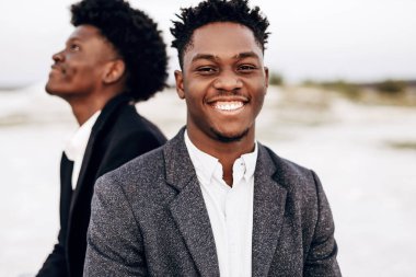 İki modaya uygun Afrikalı siyah erkek, açık havada, şık klasik kıyafetler içinde, şık saç stili, yakışıklı erkekler, manken portresi, moda konsepti, erkek giyimi