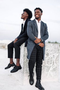 İki modaya uygun Afrikalı siyah erkek, açık havada, şık klasik kıyafetler içinde, şık saç stili, yakışıklı erkekler, manken portresi, moda konsepti, erkek giyimi