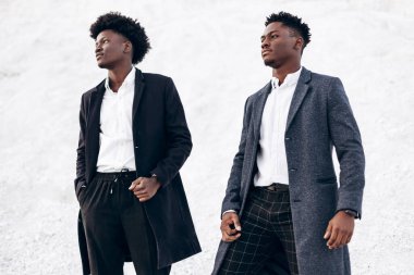 İki modaya uygun Afrikalı siyah erkek, açık havada, şık klasik kıyafetler içinde, şık saç stili, yakışıklı erkekler, manken portresi, moda konsepti, erkek giyimi