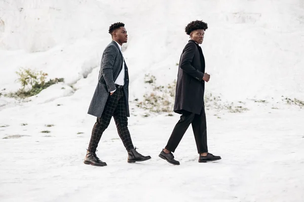 Zwei Gut Aussehende Afrikanische Schwarze Männer Gehen Und Posieren Klassischer — Stockfoto