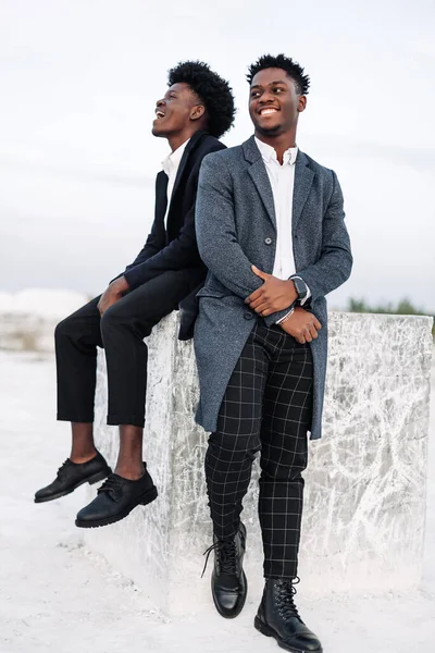 İki modaya uygun Afrikalı siyah erkek, açık havada, şık klasik kıyafetler içinde, şık saç stili, yakışıklı erkekler, manken portresi, moda konsepti, erkek giyimi