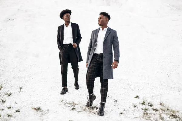 Два Вродливих Африканські Чорношкірі Чоловіки Які Ходять Одягають Класичний Одяг — стокове фото