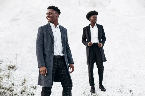 Deux Hommes Noirs Heureux Mode Posant Dans Rue Amis Costumes — Photo