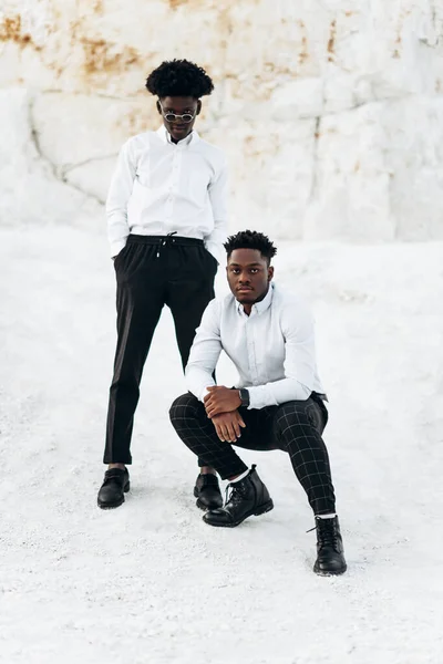 Dois Africanos Pretos Elegantes Moda Camisas Brancas Posando Pleno Crescimento — Fotografia de Stock