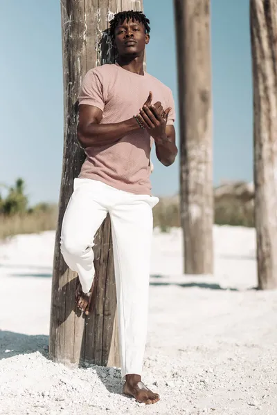 Homme Afro Américain Aux Cheveux Africains Shirt Rose Pantalon Blanc — Photo