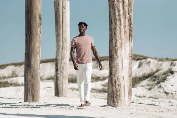 Çöl Macerası, Gülümseyen Afrikalı Amerikalı Adam Kum Kumulunda Yürüyen Kıvırcık Saçlı Siyah Adam Moda ve Şık Kıyafetler,