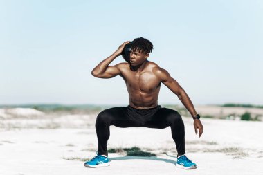 Spor portresi, Afro-Amerikan erkek, topu doğada, sporda ve sağlıklı konseptte.