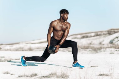 Spor portresi, Afro-Amerikan erkek, topu doğada, sporda ve sağlıklı konseptte.