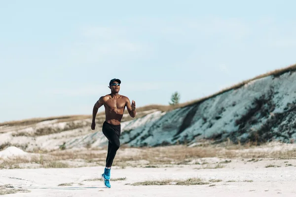 Uomo Afroamericano Sano Uomo Muscoloso Con Busto Nudo Correre All — Foto Stock