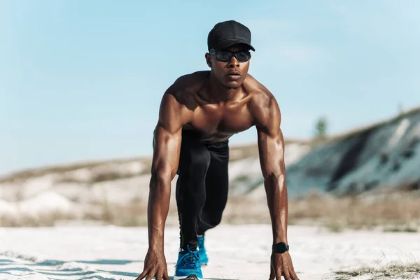 Ajustement Confiant Afro Américain Position Départ Prêt Courir Athlète Masculin — Photo