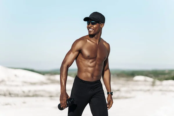 Portrait Athlète Afro Américain Confiant Athlète Musclé Debout Sur Route — Photo