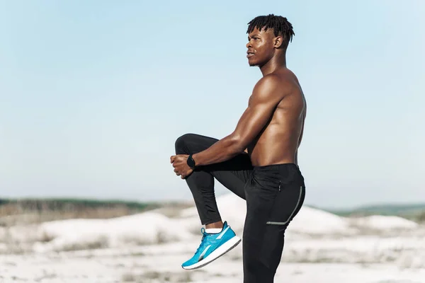 Esneme Hareketleri Yapan Yakışıklı Afro Amerikan Erkek Doğada Spor Yaparken — Stok fotoğraf