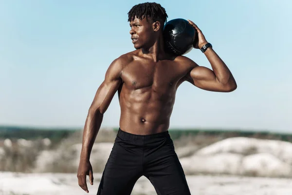 Spor Portresi Afro Amerikan Erkek Topu Doğada Sporda Sağlıklı Konseptte — Stok fotoğraf