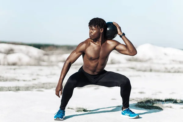 Ritratto Atletica Leggera Uomo Afroamericano Con Palla All Aria Aperta — Foto Stock