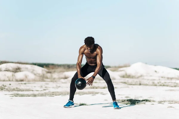 Homme Crossfit Afro Américain Tenant Balle Dessus Tête Pour Entraînement — Photo