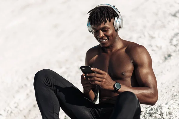 Souriant Homme Afro Américain Sportif Utilisant Téléphone Portable Appréciant Musique — Photo