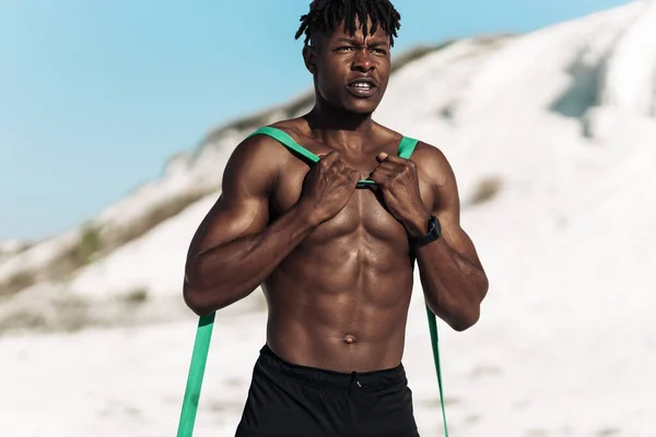 Atletik Kaslı Afrikalı Amerikalı Adam Şişmiş Çıplak Gövde Kol Egzersizleri — Stok fotoğraf
