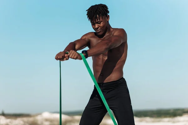 Kaslı Siyah Bir Adam Elastik Bantlı Kollar Göğüs Eğitimi Direnç — Stok fotoğraf