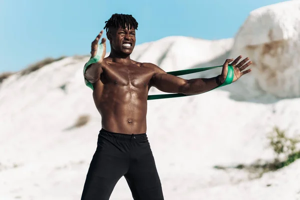 Atletik Afrikalı Amerikalı Adam Esneme Bandıyla Spor Yapıyor Kaslı Sporcu — Stok fotoğraf