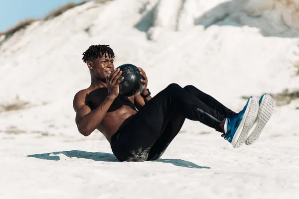 Uomo Afroamericano Crossfit Tenendo Palla Sopra Testa Allenamento Stampa Spalla — Foto Stock