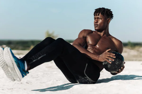 Homme Crossfit Afro Américain Tenant Balle Dessus Tête Pour Entraînement — Photo