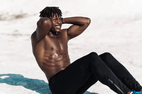 Atletik Kaslı Siyah Adam Çıplak Göğsü Olan Karın Egzersizi Yapan — Stok fotoğraf