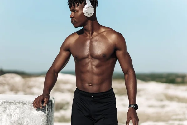 Homme Musclé Afro Américain Écouter Musique Avec Écouteurs Jeune Homme — Photo