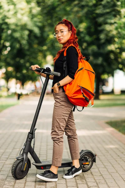 Mladá Krásná Asijská Žena Student Batohem Procházky Parku Elektrickým Skútrem — Stock fotografie