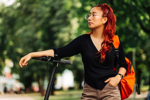 Jeune Belle Étudiante Asiatique Avec Sac Dos Promène Dans Parc — Photo