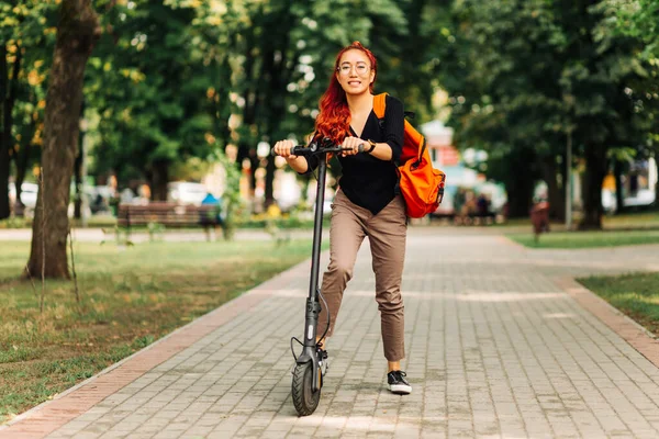 Šťastná Stylová Žena Brýlích Batohem Jízda Elektrickém Skútru Parku Teplého — Stock fotografie