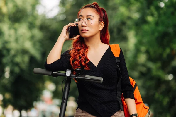 Femme Asiatique Avec Scooter Électrique Parlant Sur Téléphone Portable Dans — Photo