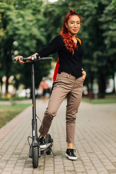 Giovane Bella Donna Asiatica Scooter Elettrico Cavalca Lavoro Donna Moderna — Foto Stock