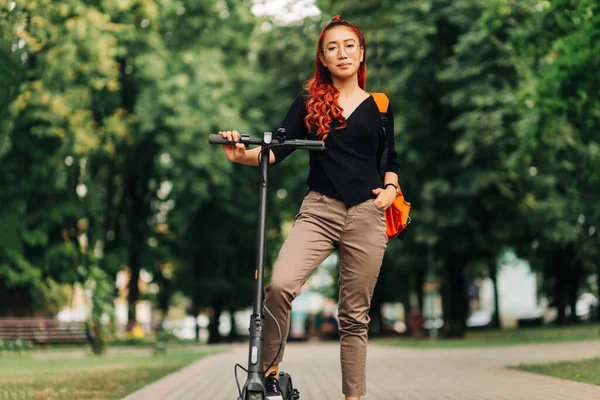 Jovem Mulher Asiática Usando Óculos Montando Scooter Elétrico Cidade Retrato — Fotografia de Stock