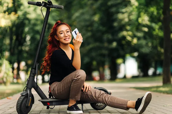 Feliz Atraente Asiático Fêmea Vestindo Óculos Com Scooter Elétrico Livre — Fotografia de Stock