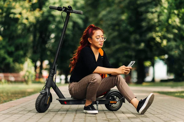 Happy Atraktivní Asijské Fena Nosí Brýle Stojící Elektrickým Skútrem Venku — Stock fotografie