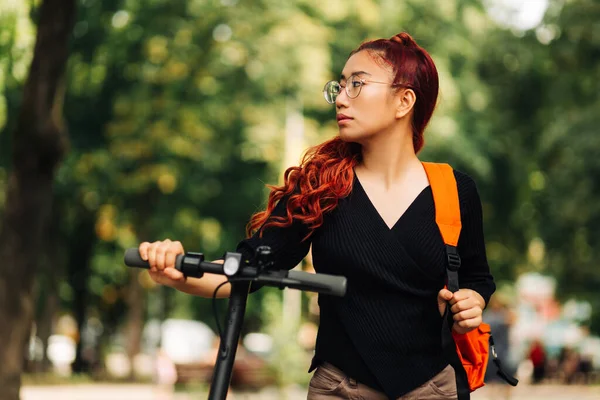 Belle Femme Asiatique Heureuse Sur Scooter Électrique Hoverboard Portant Des — Photo