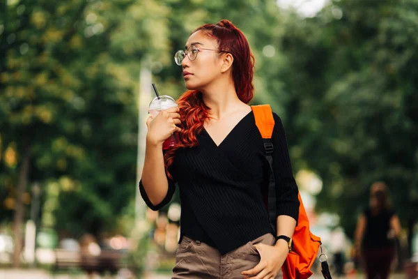 Jeune Femme Asiatique Stylée Mode Dans Des Lunettes Avec Sac — Photo