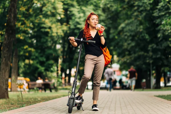 Mujer Asiática Sonriente Usando Vespa Eléctrica Parque Nuevo Gadget Para — Foto de Stock