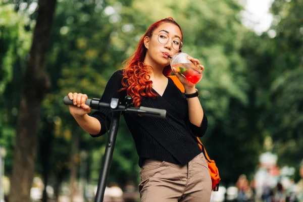 Feliz Sonriente Mujer Asiática Bebiendo Cóctel Montando Scooter Eléctrico Parque —  Fotos de Stock