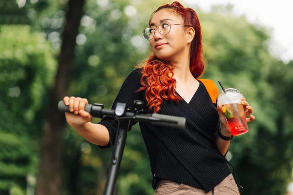 Femme Asiatique Souriante Utilisation Scooter Électrique Dans Parc Nouveau Gadget — Photo