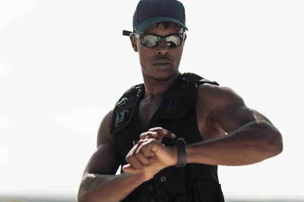 Atletik Kaslı Afrikalı Amerikalı Fitness Adamı Antrenmandan Önce Akıllı Saatini — Stok fotoğraf