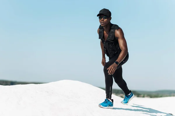 Formda Kendinden Emin Afro Amerikan Erkek Koşmaya Hazır Erkek Sporcu — Stok fotoğraf