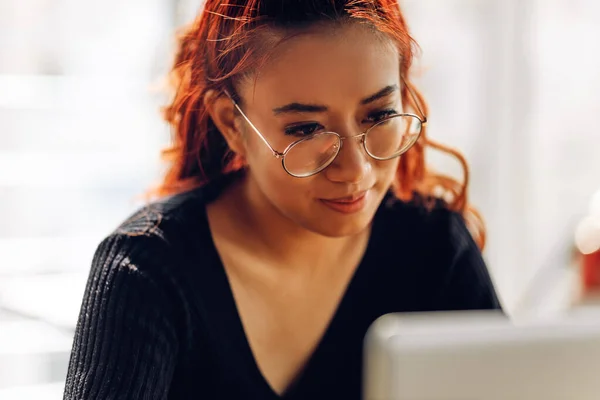 Bild Der Schönen Asiatischen Frau Mit Brille Lächelnd Während Der — Stockfoto