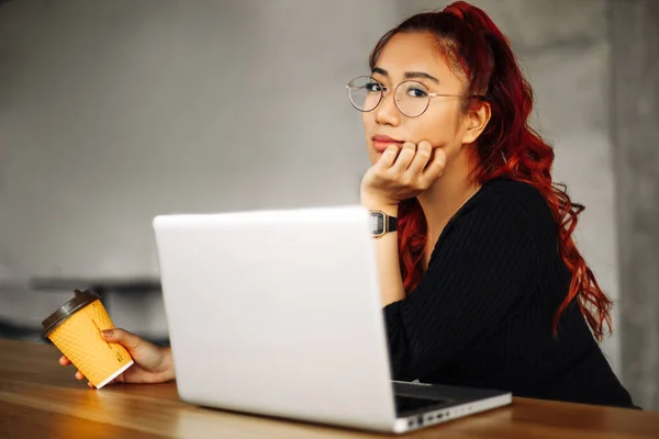 Imagen Mujer Asiática Feliz Gafas Usando Ordenador Portátil Sentado Cafetería —  Fotos de Stock