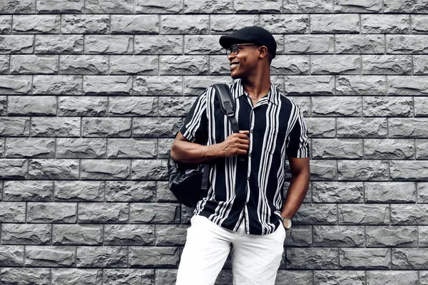 Bel Homme Africain Dans Chapeau Une Chemise Avec Sac Dos — Photo